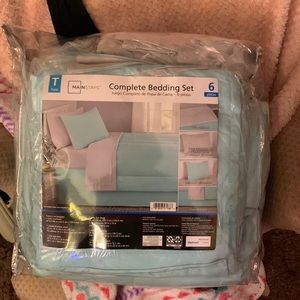 Complete bedding set—Twin size